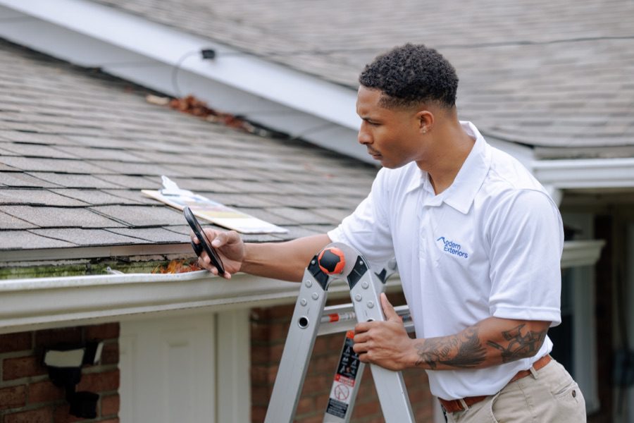 roofing expert providing maintanence